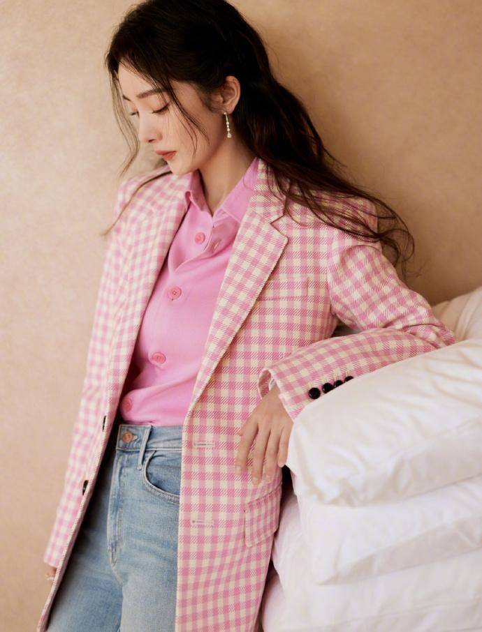 组图:杨幂粉色格子西装造型 清纯靓丽大秀完美好身材_娱乐_花絮