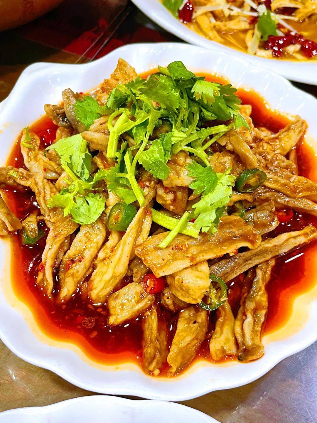 凉拌茄子干比较少见,但味道不错,有嚼劲很入味.