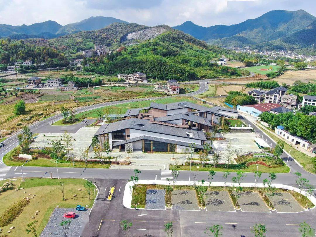 总用地面积为17226㎡,建筑面积21389㎡,是余村大景