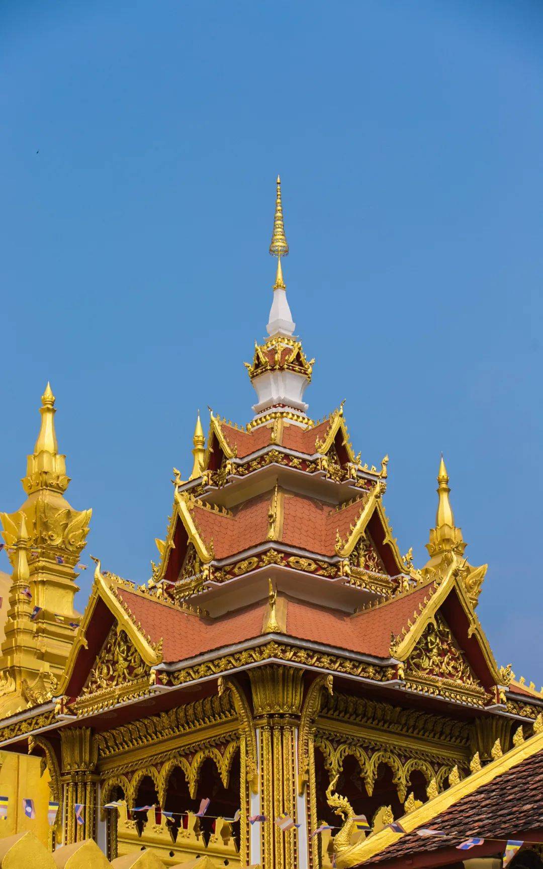 包图网凯旋门建于20世纪60年代,模仿法国凯旋门并融合老挝佛教的建筑