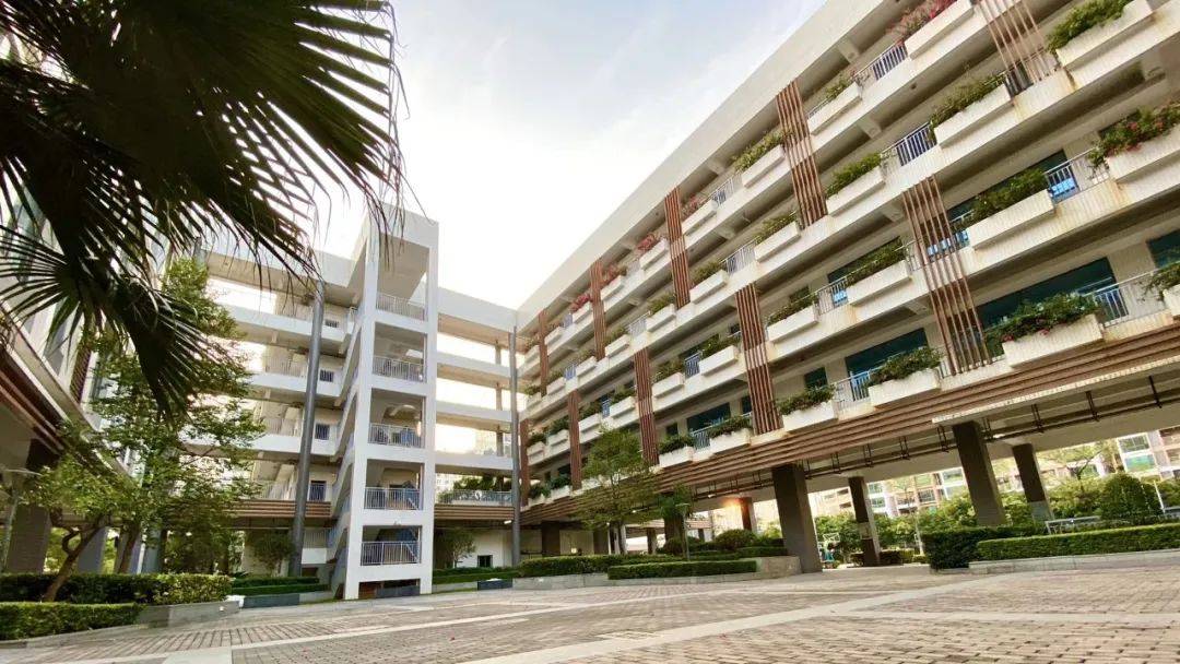 布吉高级中学是国家级示范性普通高中,全寄宿制,创办于1995年,连续17