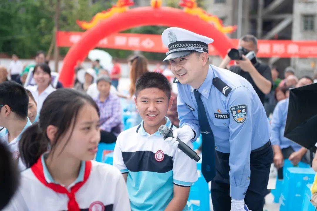 市公安局交通警察大隊副大隊長 李祥龍我們閬中市公安局交警大隊將