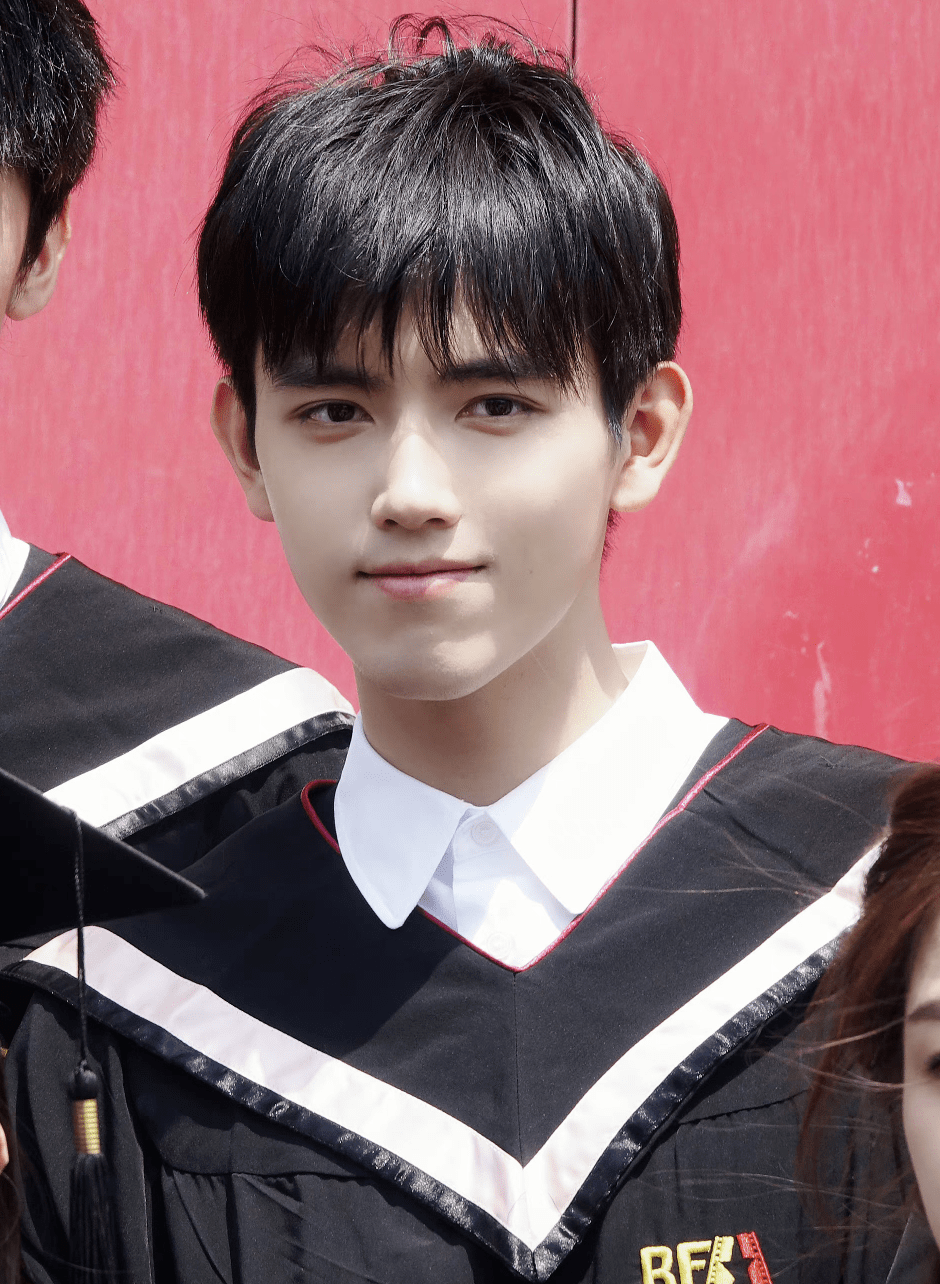 陈飞宇回北电拍毕业照,穿学士服阳光帅气,吴磊论文答辩照也曝光_网友