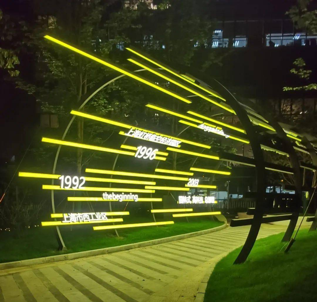 设计科技之光廊道,利用光影技术,打造场地科技感.