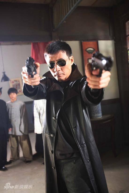 燕双鹰的故事被拍成了电视剧《英雄》和《大漠枪神》,由张子健饰演.