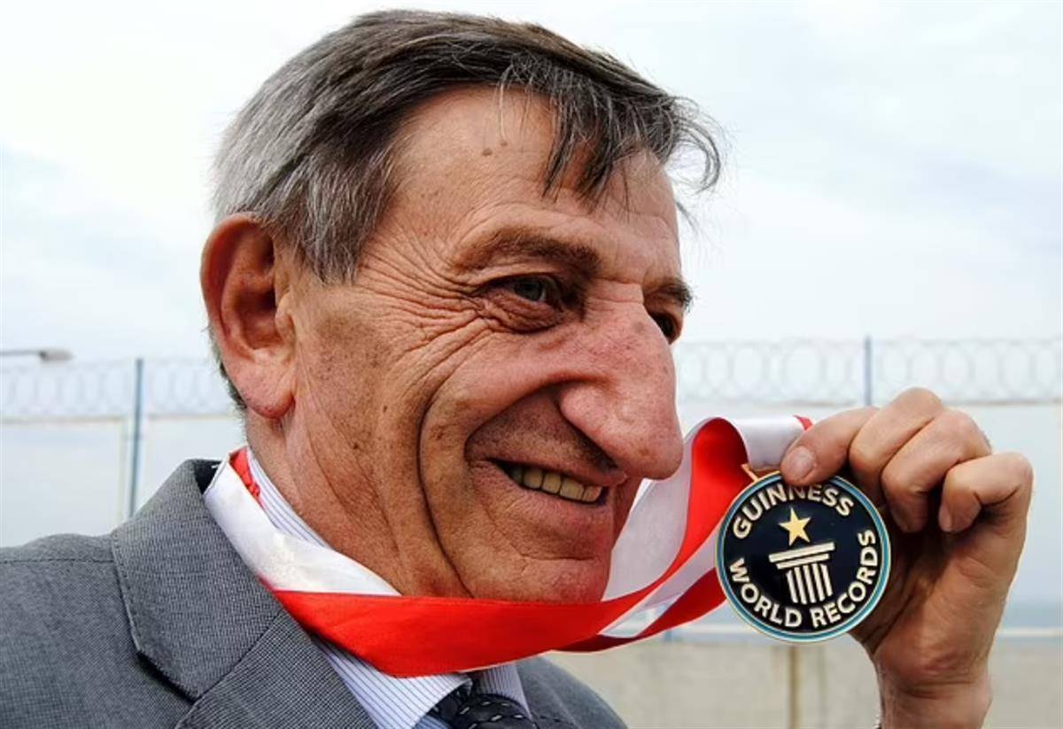 世界上鼻子最长的人去世了，鼻长8.8厘米相当一张扑克，曾称能闻到别人