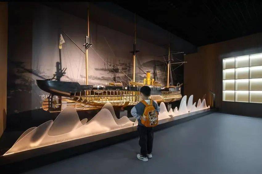 中国船政文化博物馆运用船政文物展陈,历史照片,壁雕,沙盘等形式,全
