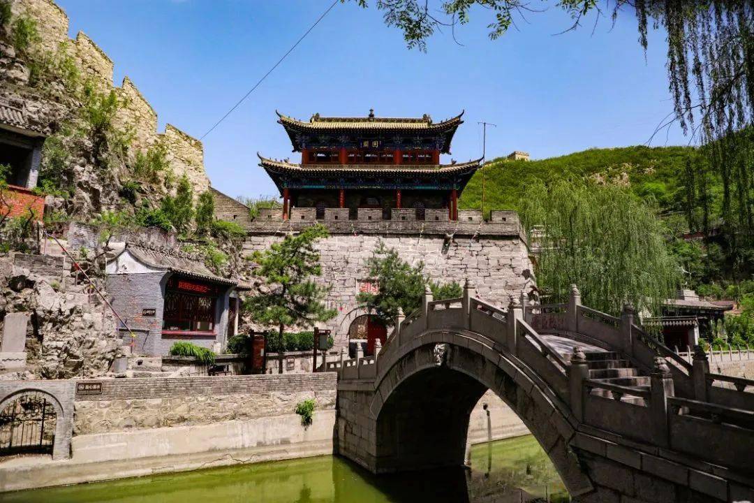 1998年,修复的长城开始接待游客,成为阳泉的一处著名旅游景点.