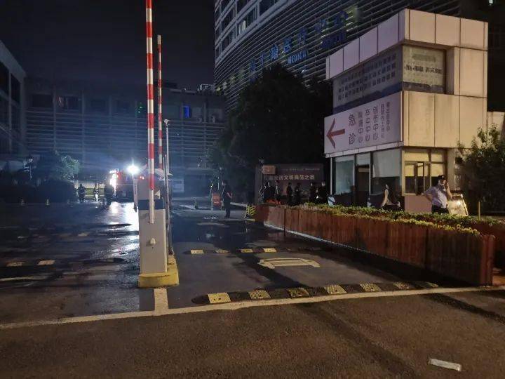 医院门诊大楼晚上五点就关门了