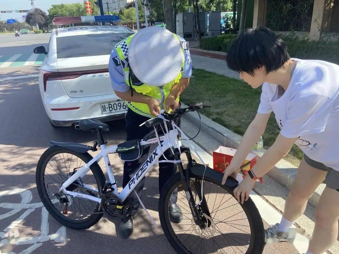 铜川交警街头帮学生修自行车_叔叔_新区_修理