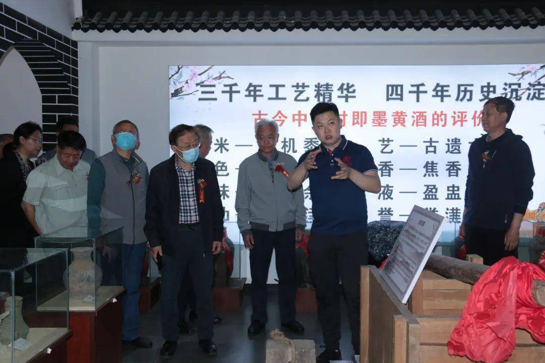 5月25日,中共青岛市委原副书记,青岛市老年大学书画院名誉院长崔锡柱