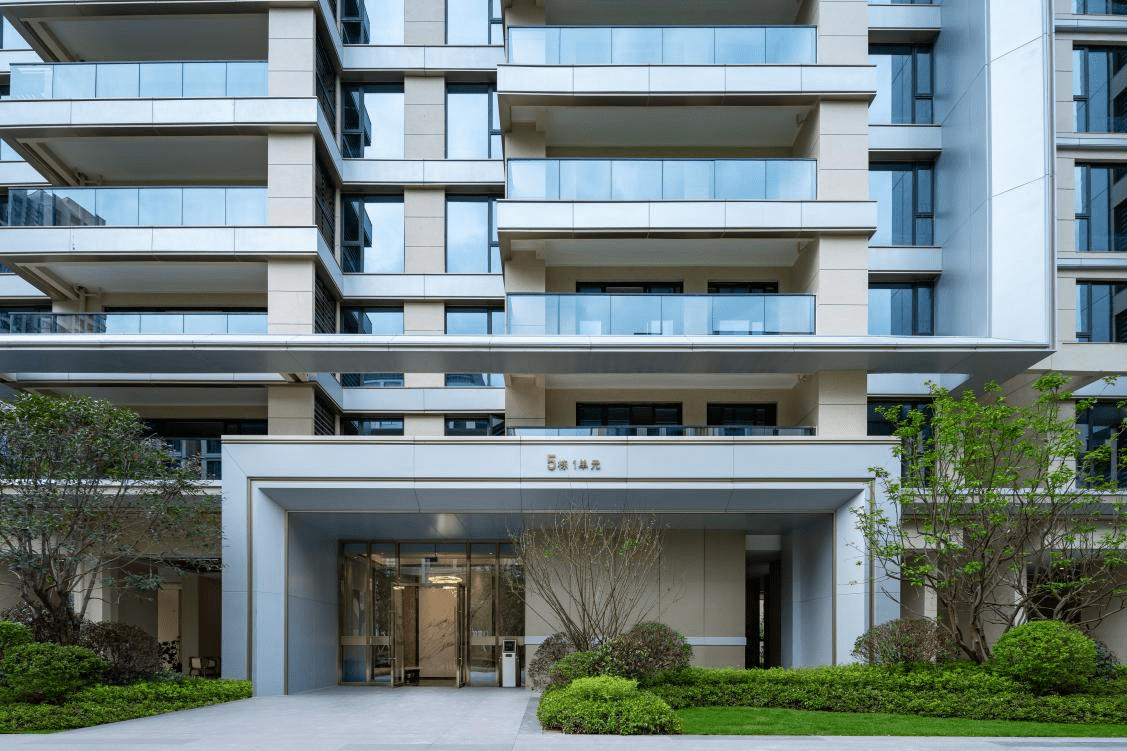 定制铝材门头,深咖铝线条镶边等精工细节的运用,营造出流光镜感的立面