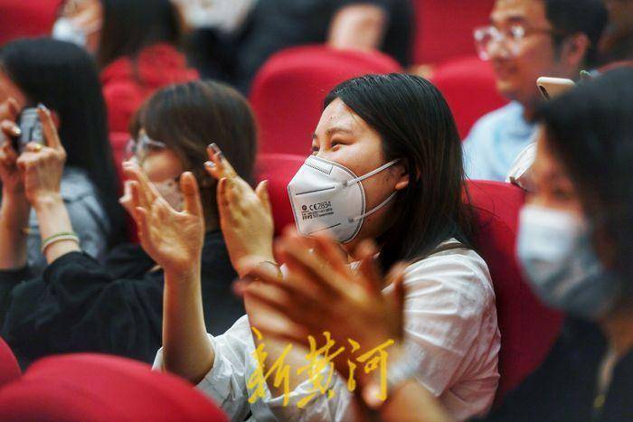 郭德纲来济南演京剧一票难求,郭氏创新是救京剧还是毁国粹?