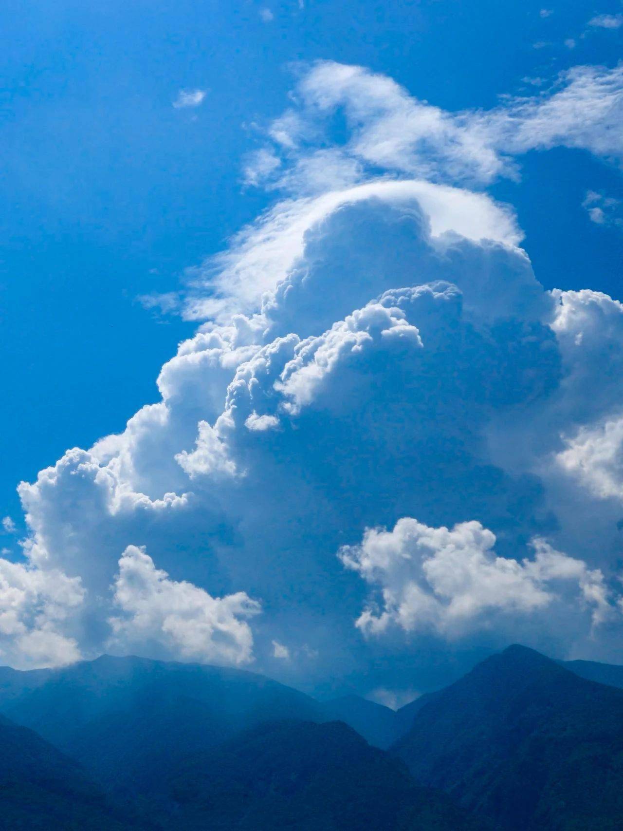 闲云空闲时清风淡云天上的云永远值得不妨抬头看看来大理时而白浪翻卷