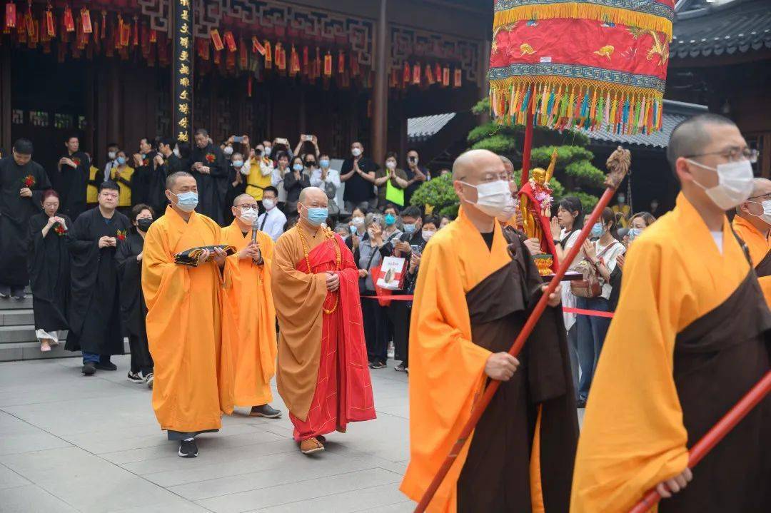 本寺两序大众搭衣持具,整齐排班,列队至文殊殿恭请本寺方丈觉醒大和尚