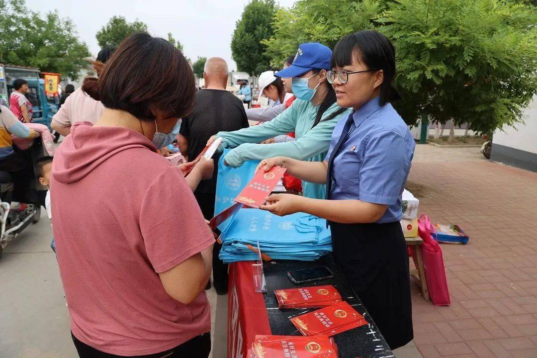 "美好生活·民法典相伴" 青县人民检察院民法典宣传走进乡村大集_群众