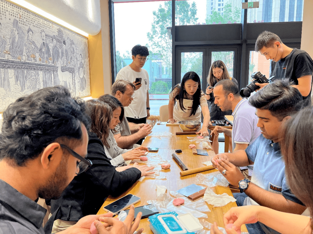 周末|【老外视线】外国友人探非遗——走进天津市非遗项目"祥禾饽饽铺