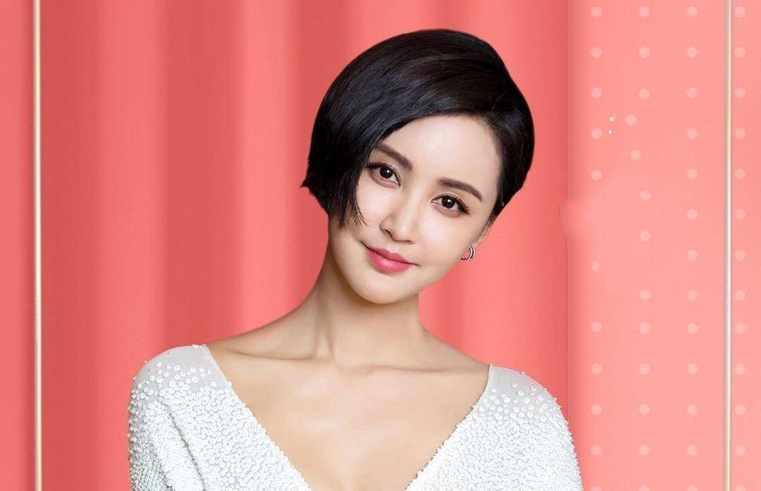 41岁张歆艺瘦成纸片人,路人视角巴掌脸排骨胸抢镜,长腿细得过分_袁弘