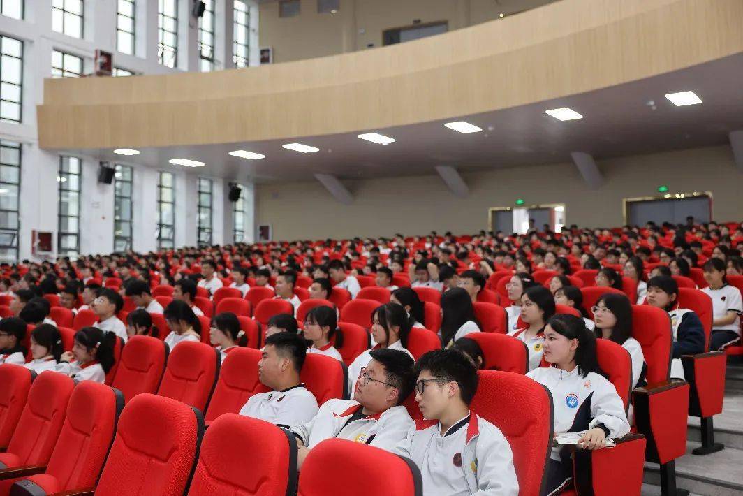 5月25日,凤冈法院刑事审判庭副庭长罗静来到凤冈县第二中学为即将