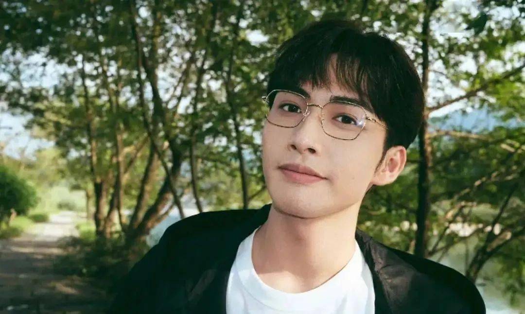 毕业那年,张彬彬以第一名的成绩考入了,上海戏剧学院表演系.