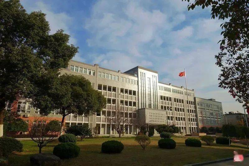 合肥市第二中学建校于1952年,位于合肥市黄山路与曙光路交口,交通便捷