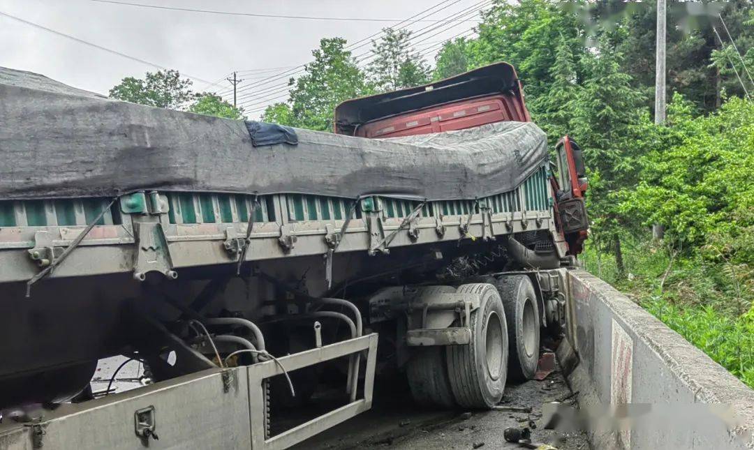 栾川叫河发生一起车祸,两辆半挂车相撞._搜狐汽车_搜狐网