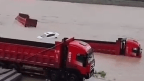 “达州市”四川达州等地突降暴雨，网友拍摄有小车在街上被冲走
