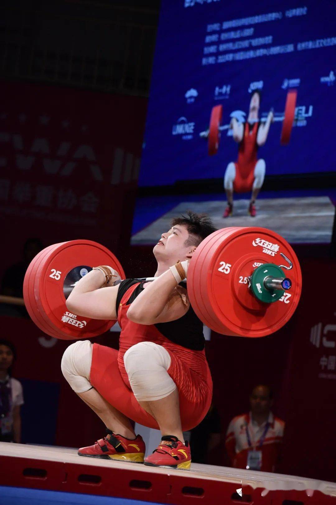 业耀在2023年全国青年举重锦标赛勇夺抓举,挺举和总成绩三枚金牌_比赛