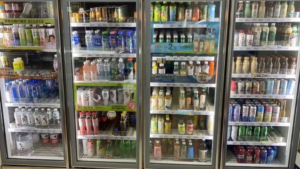 而位于拱墅区大运河地铁站附近的一家全家便利店,饮品区的价格集中在4