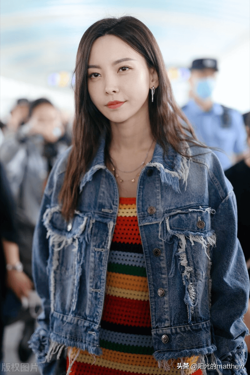 于文文街拍:长发披肩艳丽短裙夺目_山东省_济南_机场