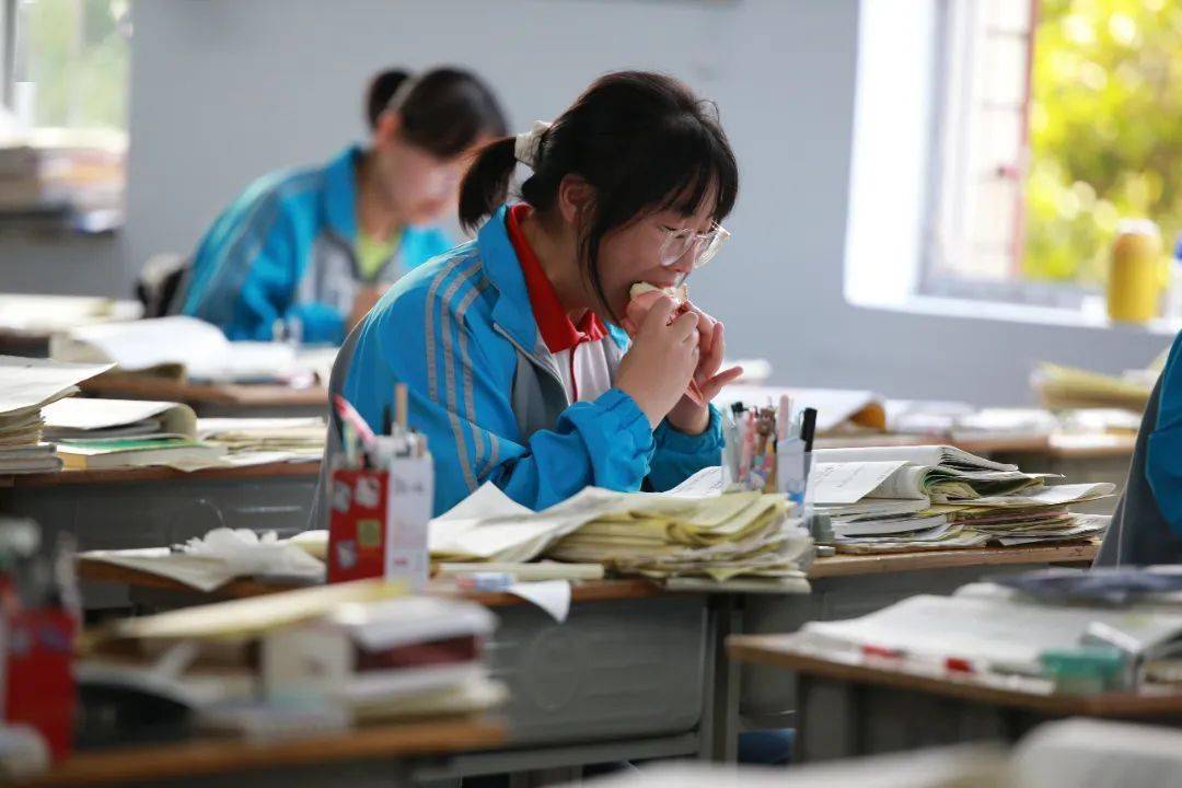近日,记者走进卫辉市第一中学,用镜头见证高三学子最后的拼搏与冲刺.