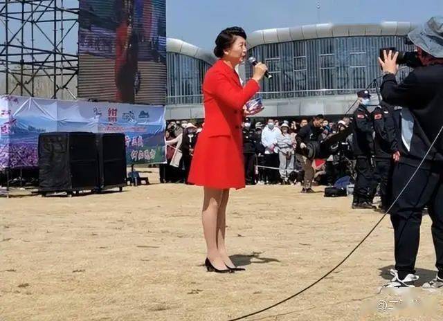 闫学晶小县城商演捞金,被曝出场费60万,晒得睁不开眼仍卖力唱_网友_首