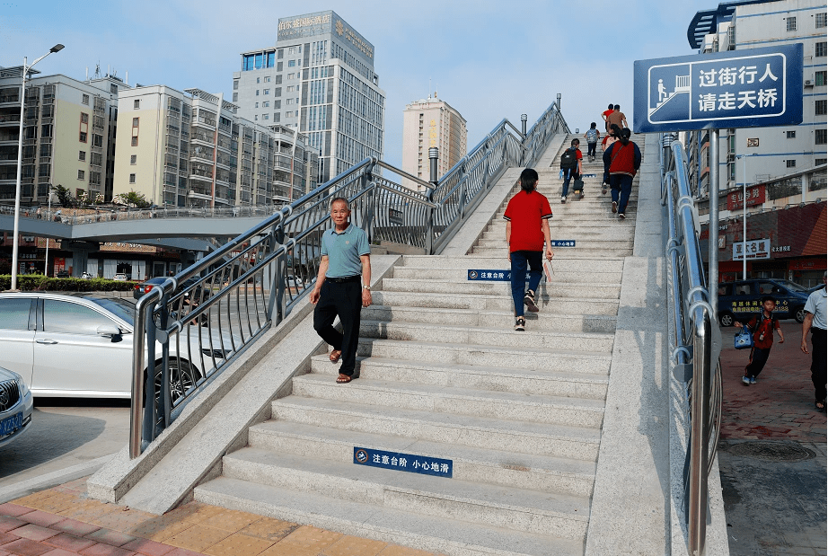 市区华达街人行天桥开放通行_市民_车流_问题