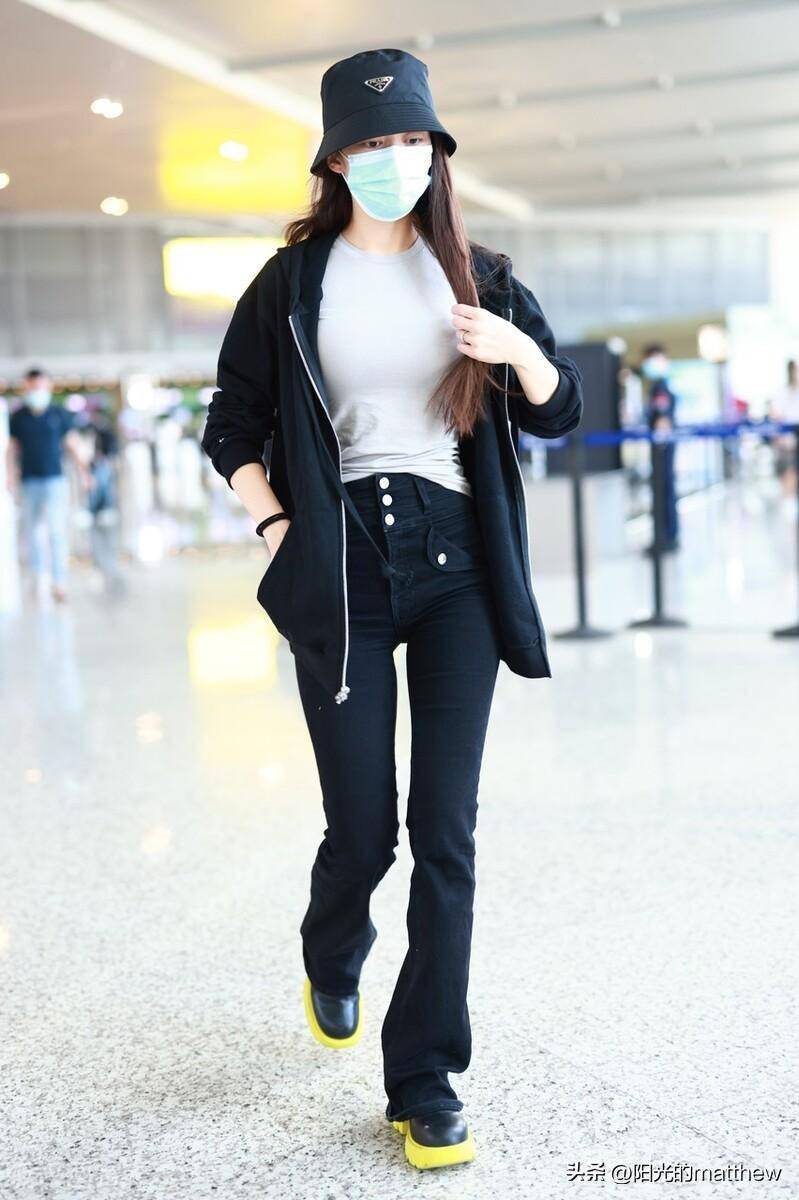 吉娜街拍:黑色外套搭配米色卫衣时尚休闲_上海_机场