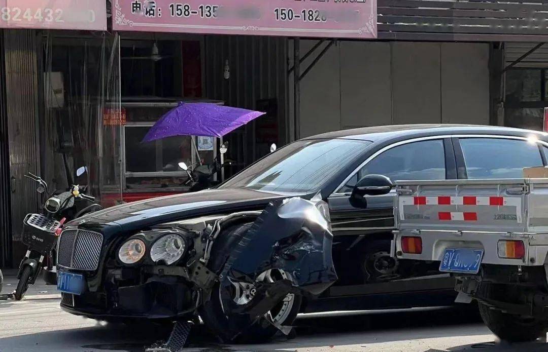 百万宾利豪车与货车碰撞,车头受损严重…_普宁_路段_损毁