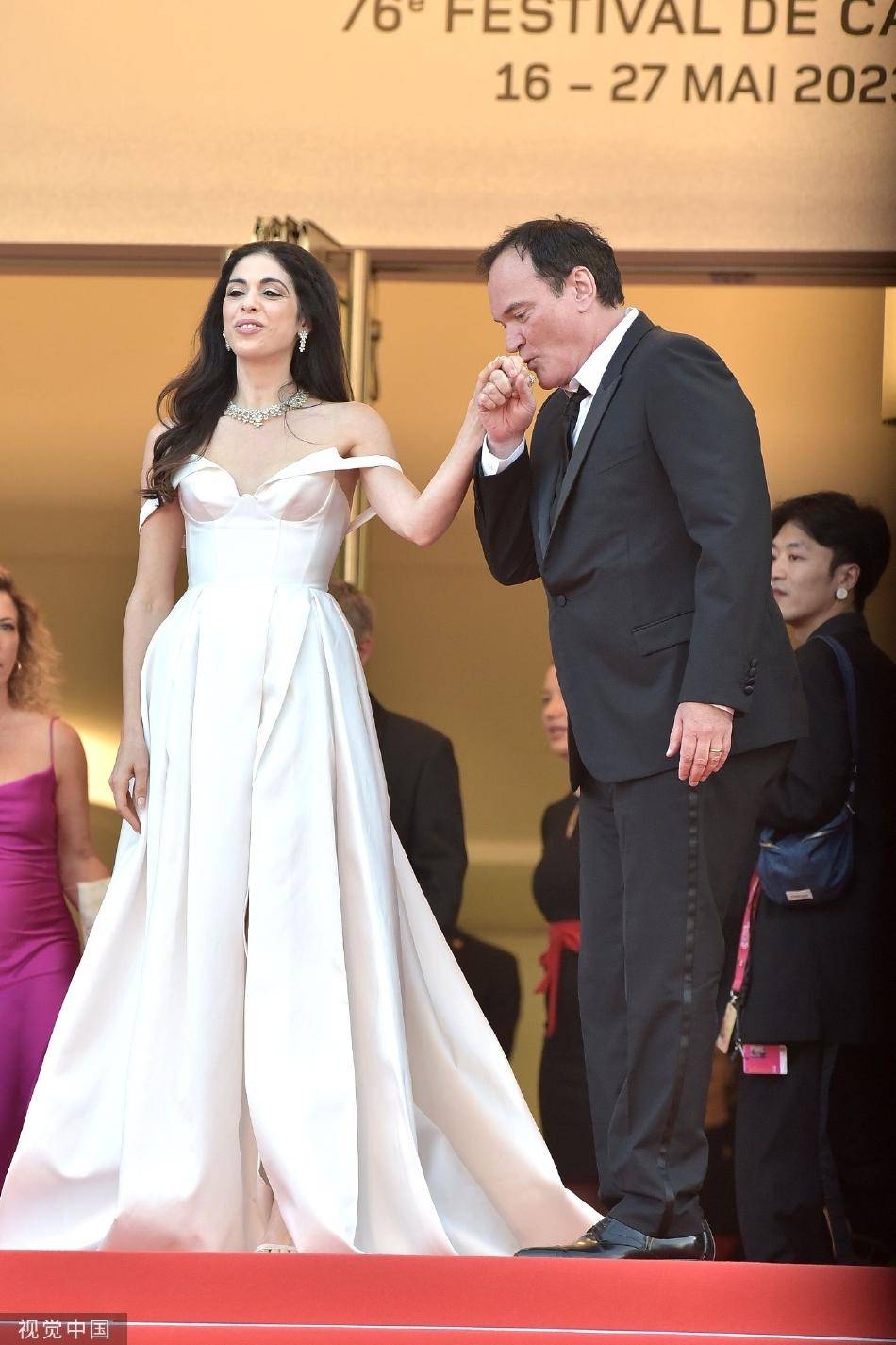 组图:第76届戛纳电影节闭幕 导演昆汀携妻子亮相甜蜜亲吻_娱乐_丹尼尔