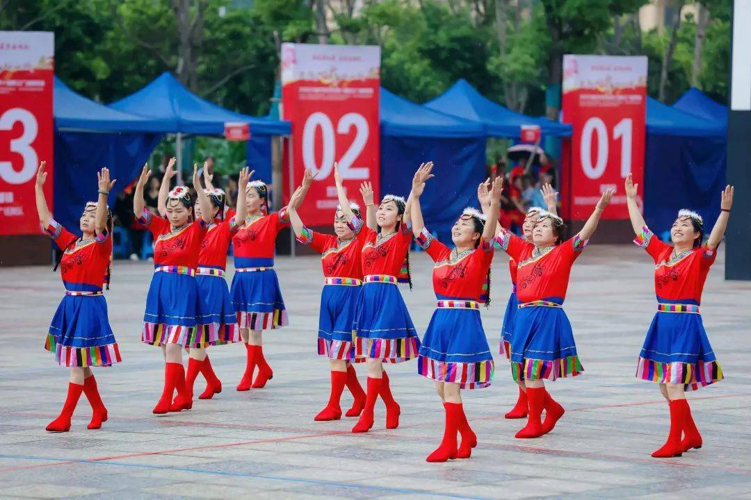 长寿区第十届群众广场舞展演在晏家广场精彩上演!_中华_中国_重庆