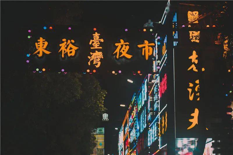 在三江六岸、在各大街区、在夜市、在海鲜排挡……宁波