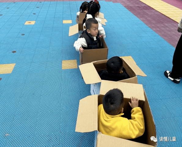 孩子们自己做了辆能逛遍幼儿园的小火车!_纸箱_谨煜_游戏
