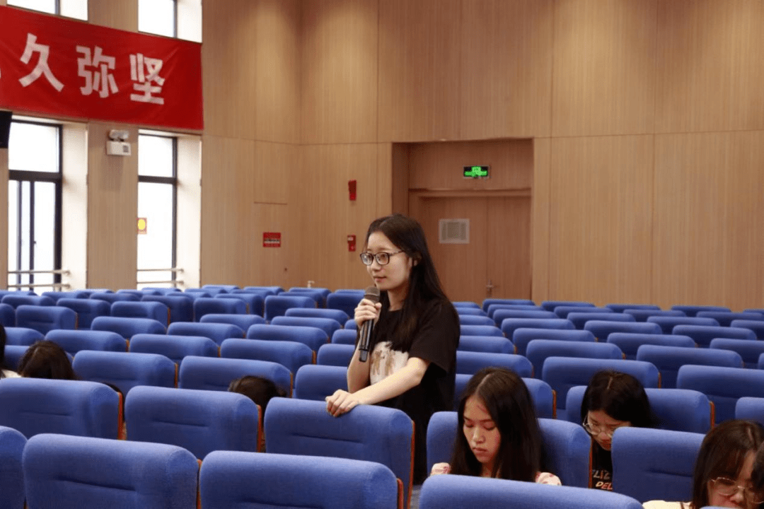 周佳佳老师指出,孩子是成长中的人,没有学生是没有闪光点的.