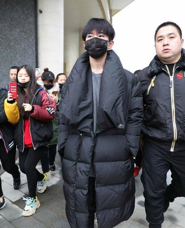易烊千玺和助理胖虎的那些事,总有这样一个人愿守护你到天涯海角_交流