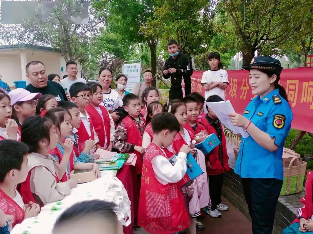 5月27日上午,臨沂市羅莊區銀鳳湖公園的垃圾分類宣教基地迎來了一批小