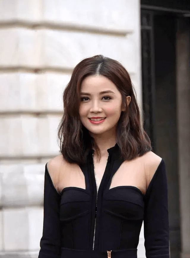 香港知名女星穿泳衣秀丰满身材,曾同一日结婚离婚,影响事业_蔡卓妍