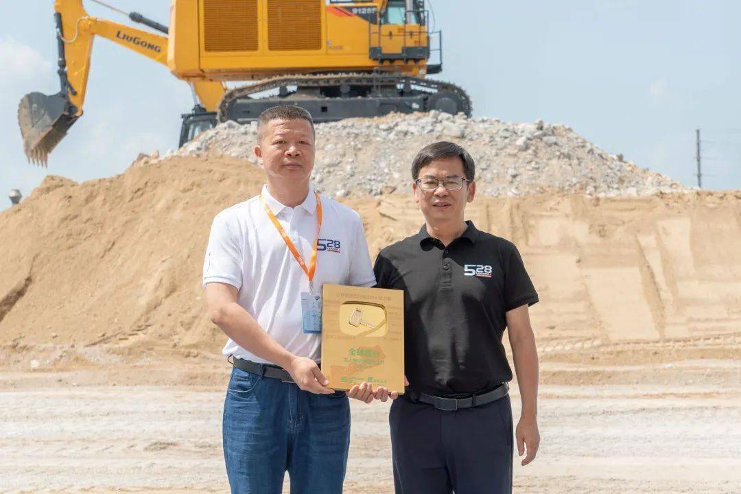 随着广西柳工机械股份有限公司副总裁朱斌强将钥匙交给华润水泥集团