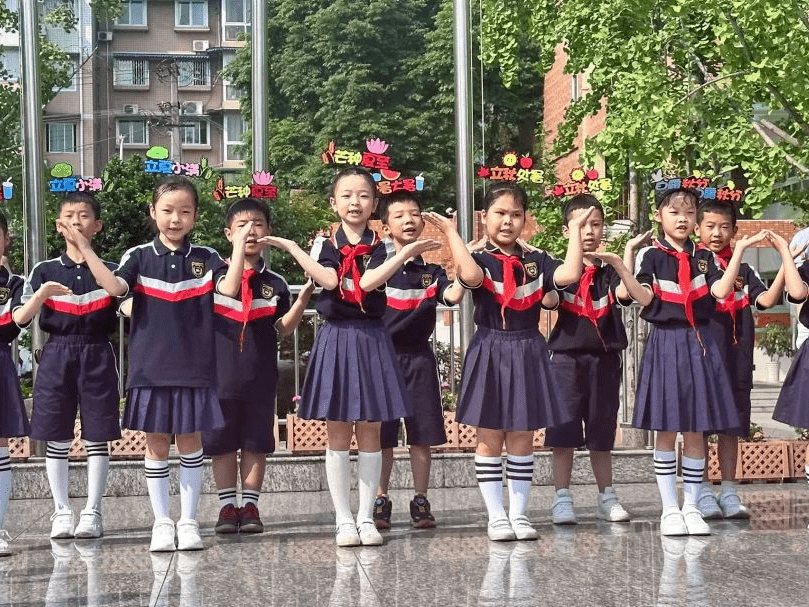 成都市人民北路小学校华侨城校区火红的骄阳在头顶热烈绽放,兔子城堡