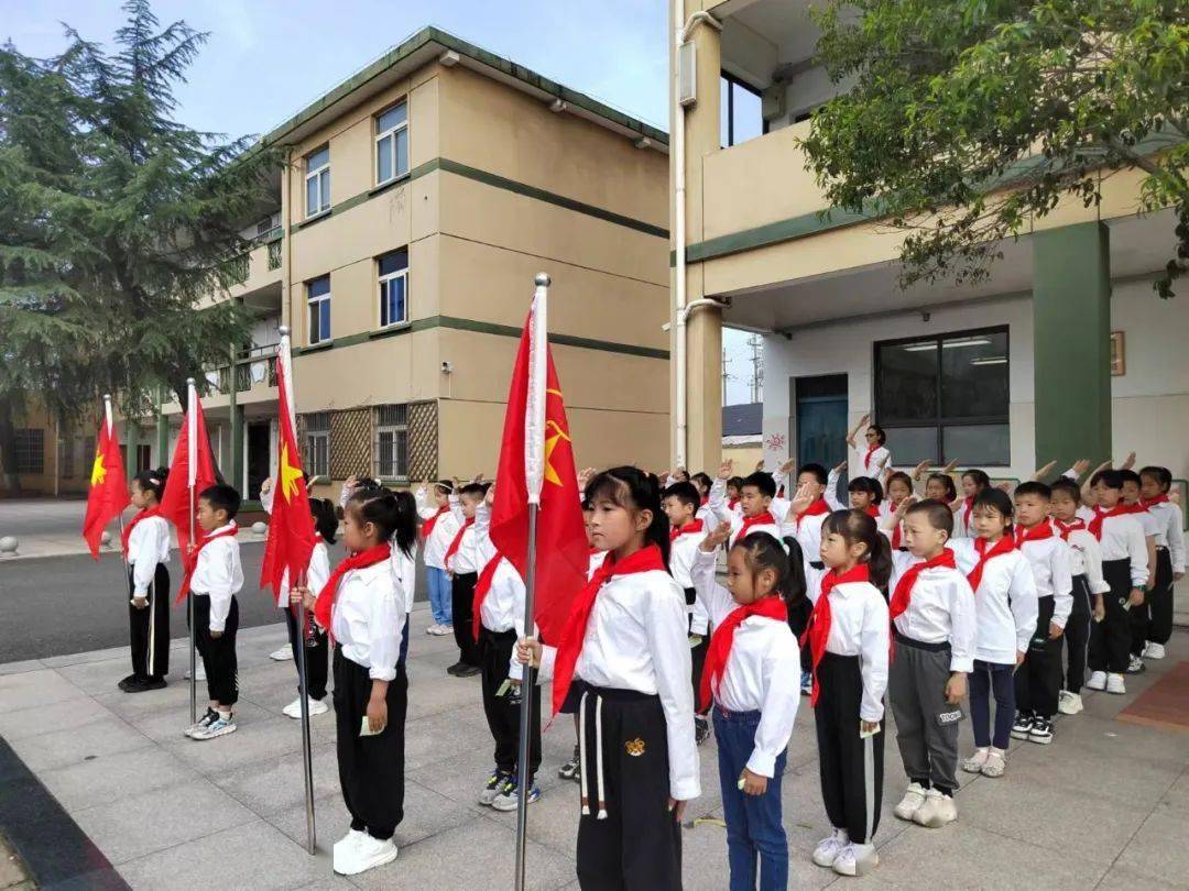 一(2)班刘诗蕾同学作为新队员代表发言,铿锵有力的