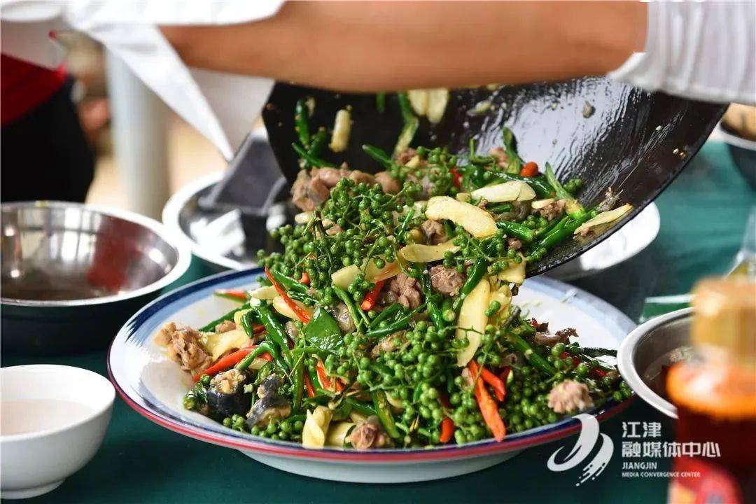 "用新鲜青花椒做菜,麻味纯正浓郁,香味持久不散,不管是炒菜还是凉拌都