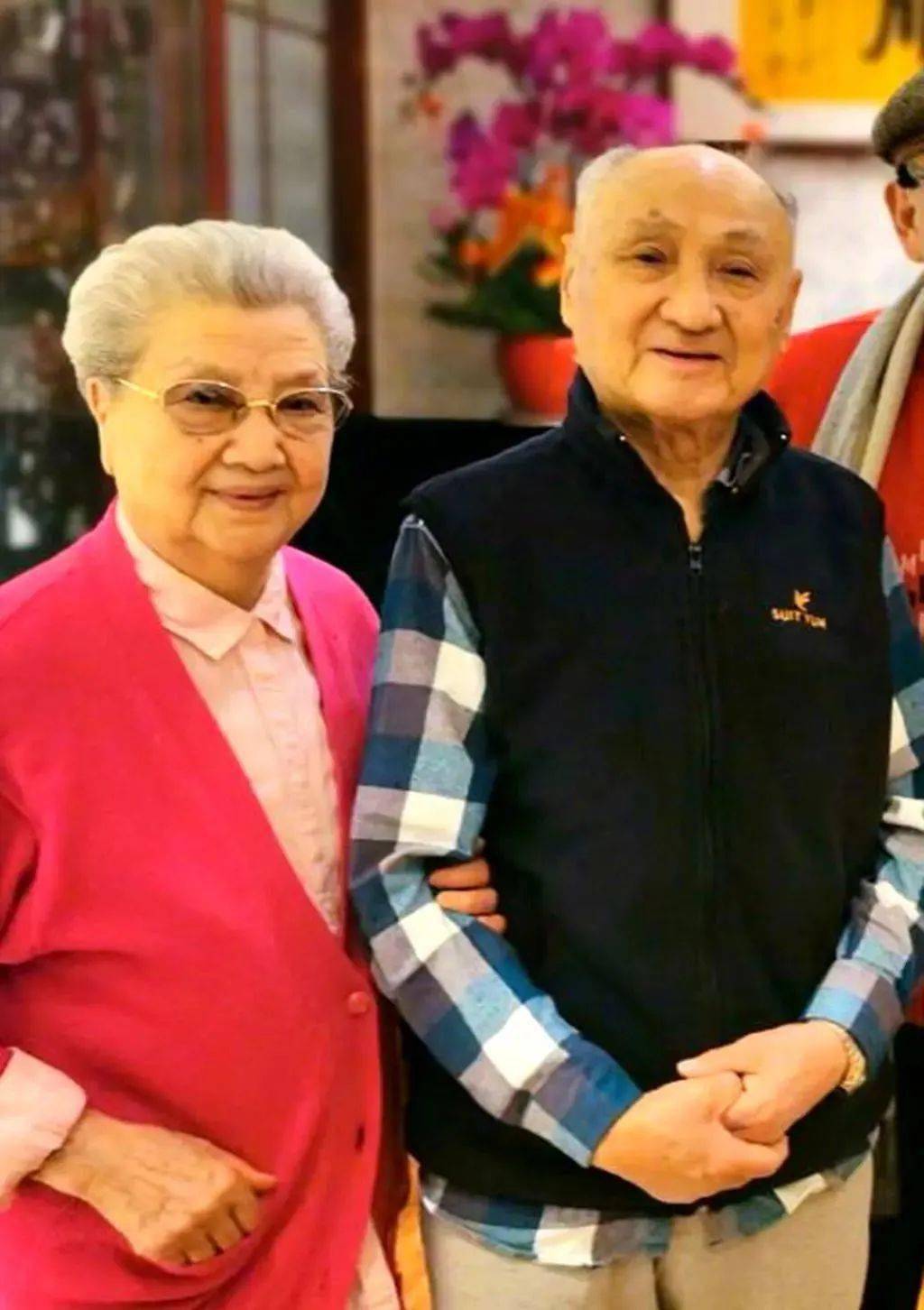 《智取威虎山》"杨子荣"扮演者,88岁童祥苓晒与夫人最新近照,我们夫妇
