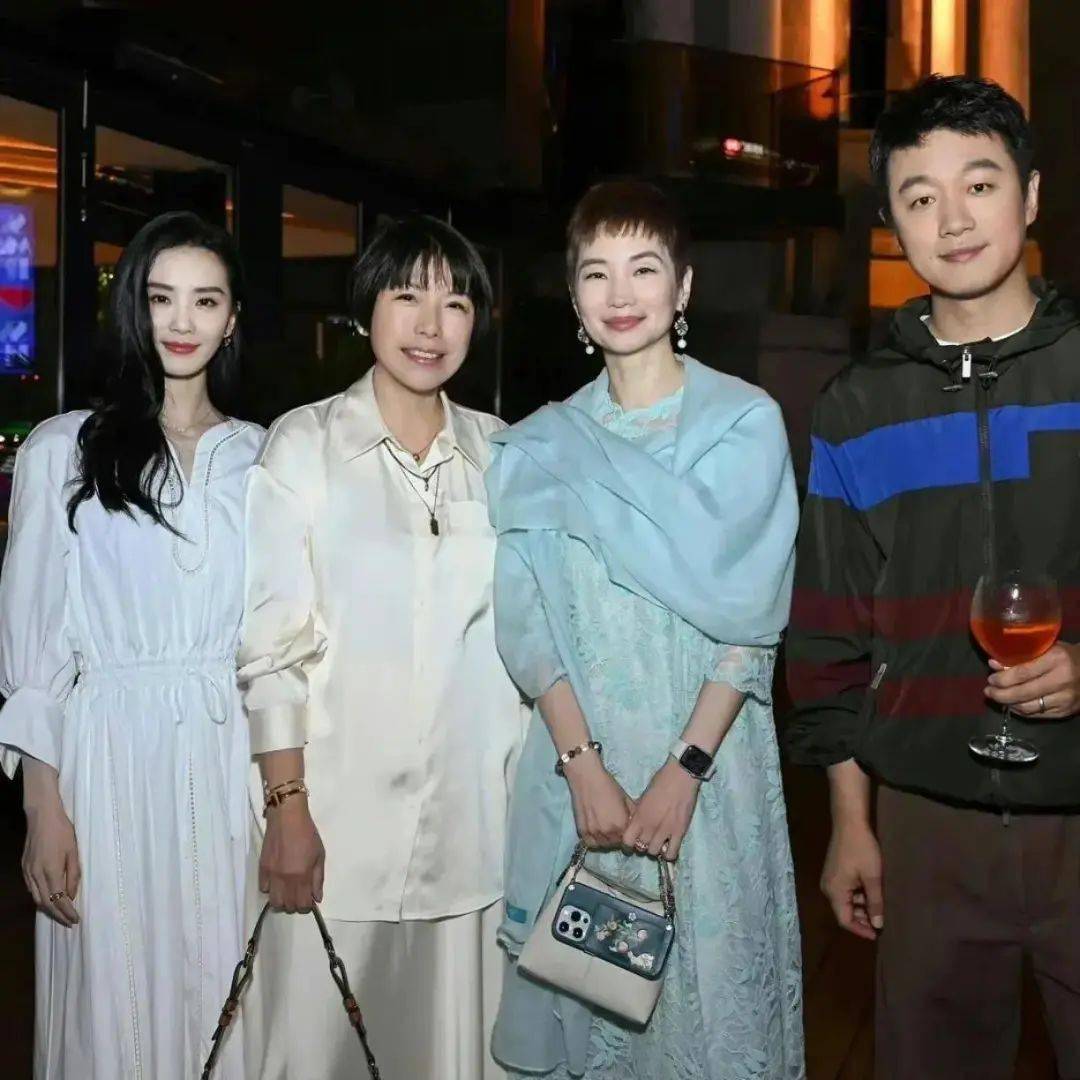 某私人时尚晚宴: 何超莲和baby 同框居c位,刘诗诗获两位前主编赏识