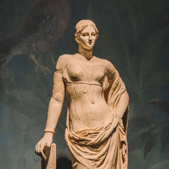 阿佛洛狄忒是希腊神话中代表爱和美的女神,在罗马时期被称作维纳斯
